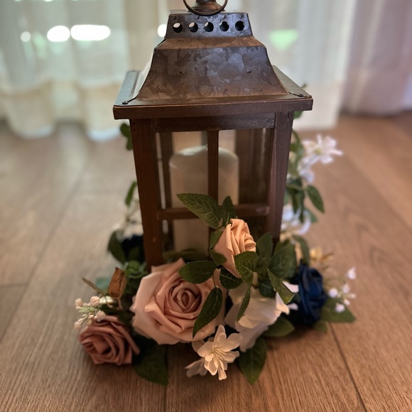 Lantern with Ling’s Moment Flowers - Picture 1 of 3